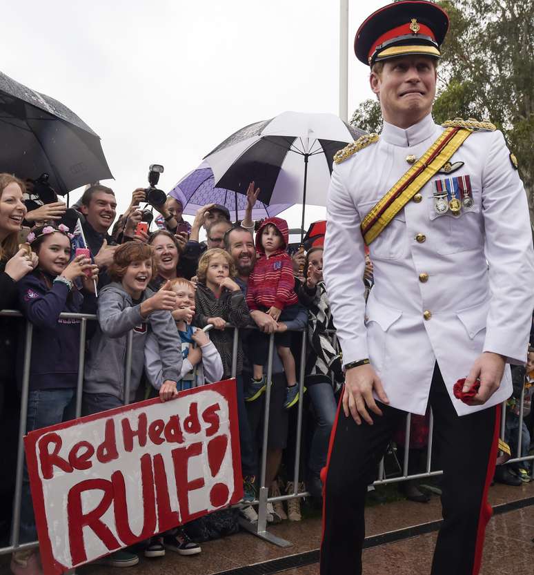 Harry é fotografado após apertar a mão de crianças durante uma visita ao Australian War Memorial, em Canberra, Austrália