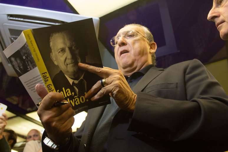 Galvão Bueno lança livro em São Paulo