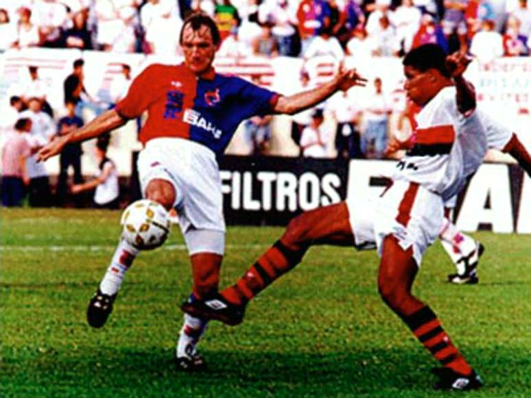 Hélcio, nos anos 90, em jogo do Paraná contra o Flamengo pela Série A