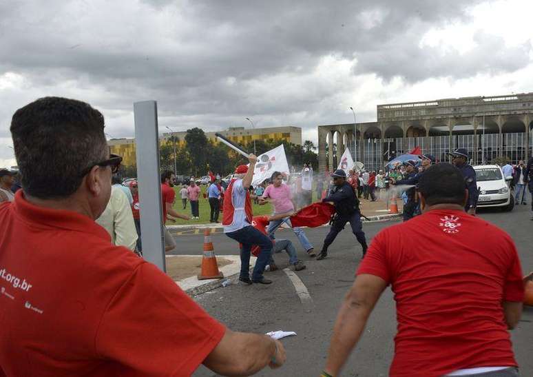 <p>Central Única dos Trabalhadores (CUT) protestou contra votação da lei de terceirização no mercado de trabalho</p>