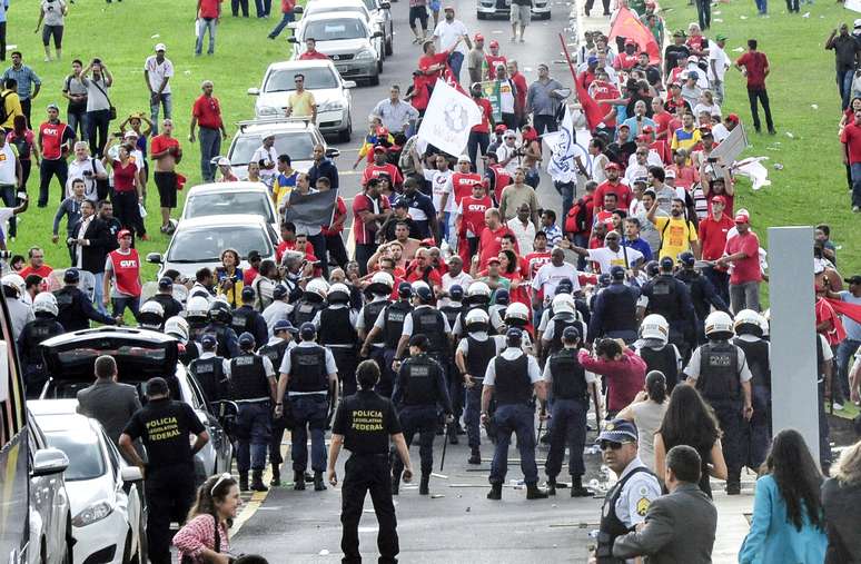 <p>Confronto teve início quando eles tentaram se aproximar da Chapelaria</p>