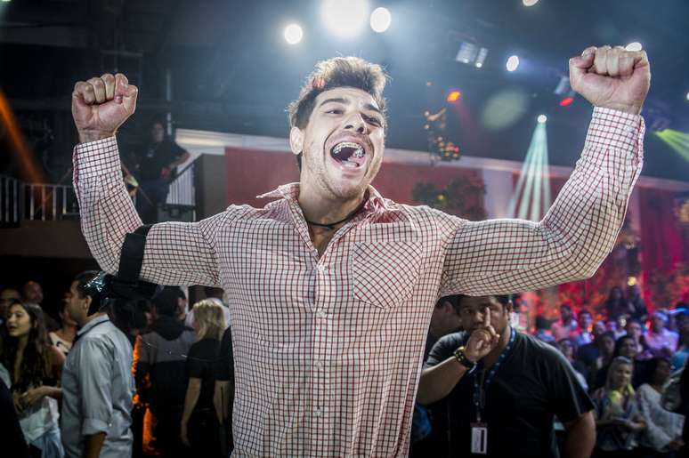 Com a vit&oacute;ria de C&eacute;zar j&aacute; esperada, a final do BBB15, que aconteceu nesta ter&ccedil;a-feira (7), no Rio de Janeiro, foi marcada pelo reencontro de participantes marcantes no reality, como Adrilles e Mariza, Douglas e Luan e, em especial, Fernando e Aline. 