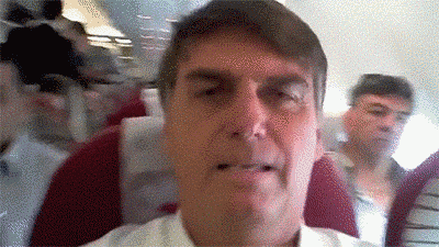 Bolsonaro reclama de preconceito por Jean Wyllys mudar de lugar em voo