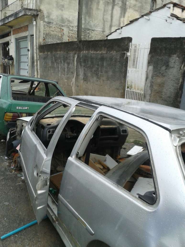Carro abandonado causa incômodo à vizinhos na região de Guaianases