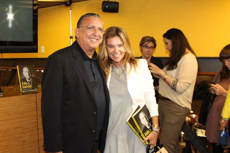 Galvão Bueno posa com a sua mulher, Desirée Soares, no lançamento de sua biografia