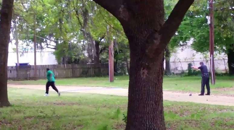 Imagem de vídeo mostra policial atirando em negro em North Charleston. 04/04/2015.