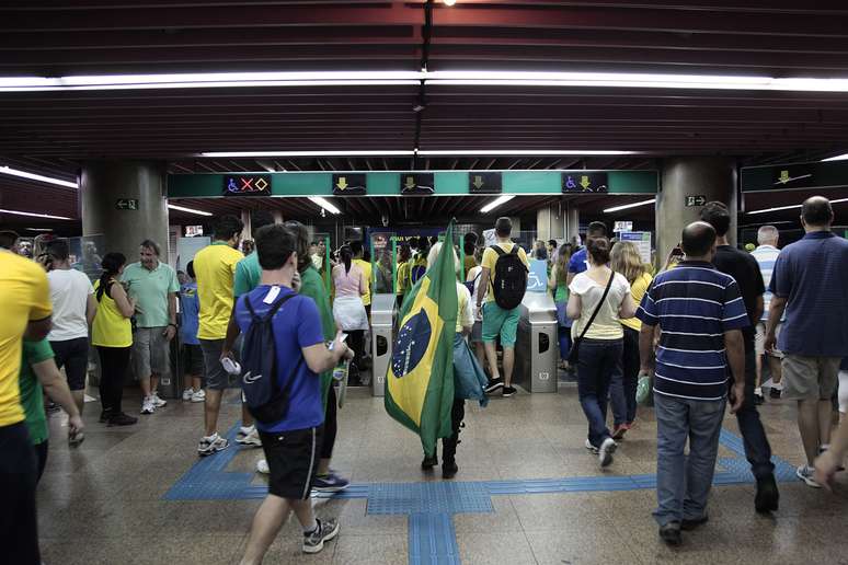<p>Manifestantes em estação da Linha 2-Verde do Metrô na manifestação de 15/03</p>