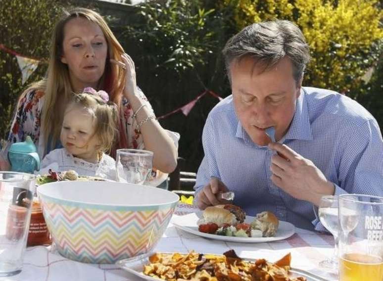 <p>Cameron é motivo de piada por comer cachorro-quente com garfo e faca</p>