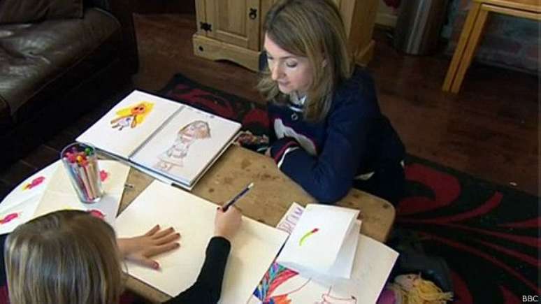 Lily conversa com a apresentadora da BBC e mostra seus desenhos 