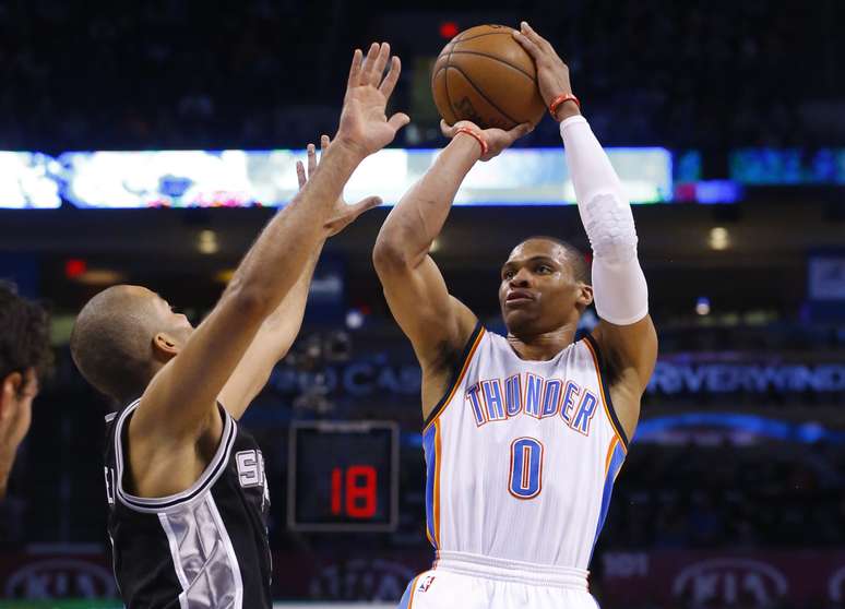 Oklahoma City Thunder, de Russel Westbrook, briga por vaga aos playoffs