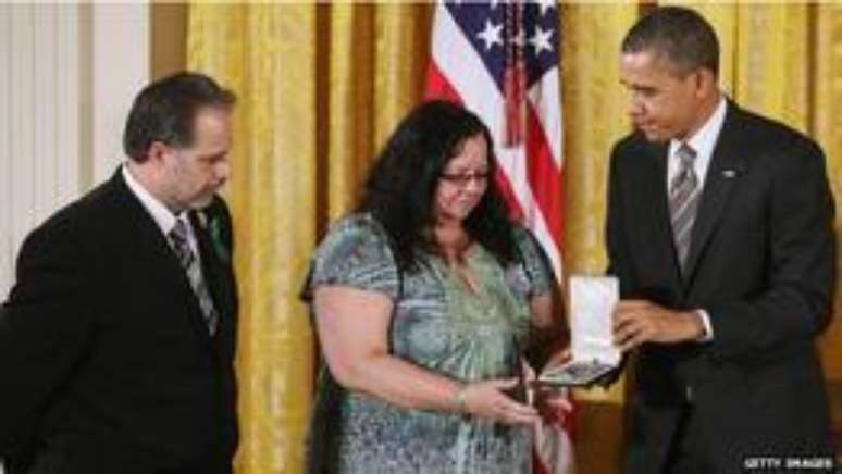 <p>Em 2012, Donna e Carlos receberam uma medalha em homenagem à filha do presidente Obama </p>