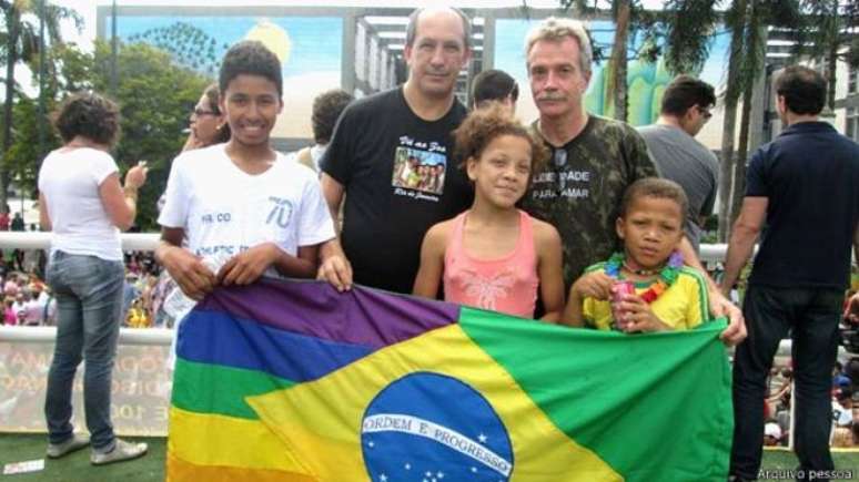 <p>Toni e David adotaram Alysson (esq.), de 14 anos, Felipe, de 9 anos, e Jéssica, de 11 anos</p>