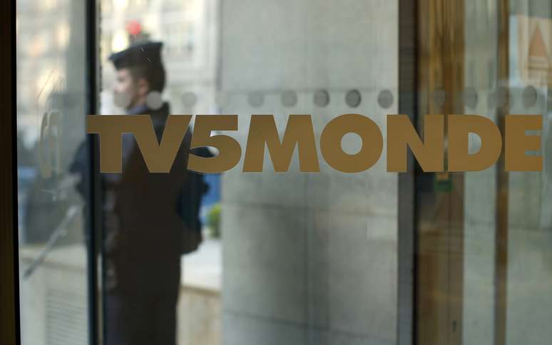 Um policial francês monta guarda em frente à entrada principal da sede da rede de televisão francesa TV5Monde em Paris, em 9 de abril 
