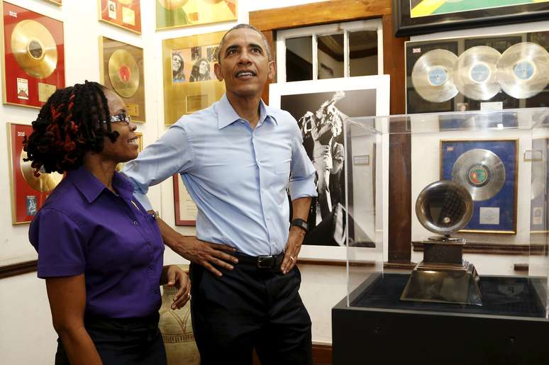 O presidente americano Barack Obama está em visita à Jamaica e, em menos de duas horas após aterrissar no país, no Aeroporto Manley, em Kingston, foi visitar o Museu Bob Marley