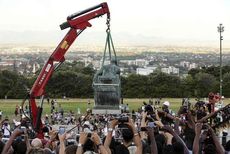 Estudantes comemoram enquanto estátua de Cecil Rhodes é removida por guindaste da Universidade da Cidade do Cabo, na África do Sul. 09/04/2015