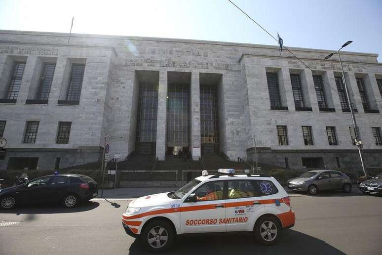 Ambulância em frente ao tribunal em Milão.  09/04/2015