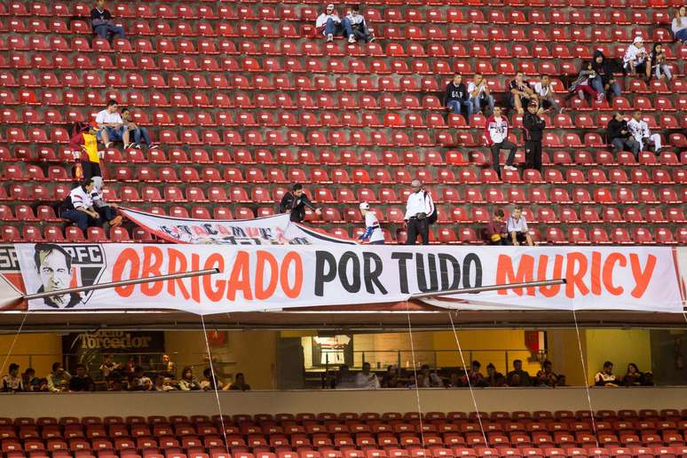 Torcida do São Paulo levou faixa em agradecimento a Muricy