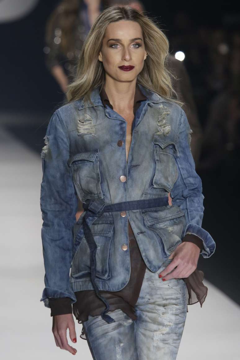 Mariana Weickert durante desfile pela TNG no último SPFW 