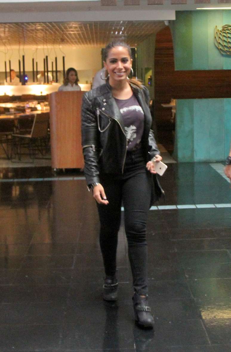 Não tem como errar com esse look todo moderno e roqueiro de Anitta: a jaqueta perfecto de couro faz par perfeito com calça preta justa, botinha e camiseta preta. Para todas as idades de alma jovem