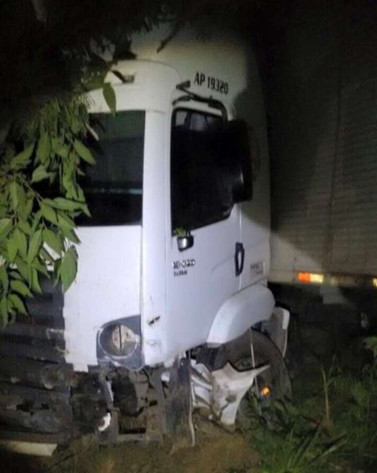 Carreta bateu em um carro de passeio em Planalto