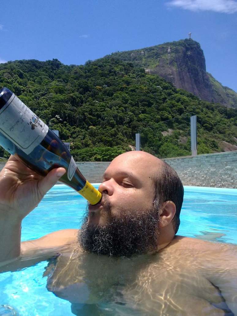 Ed Motta quer dist&acirc;ncia de brasileiros "simpl&oacute;rios" 