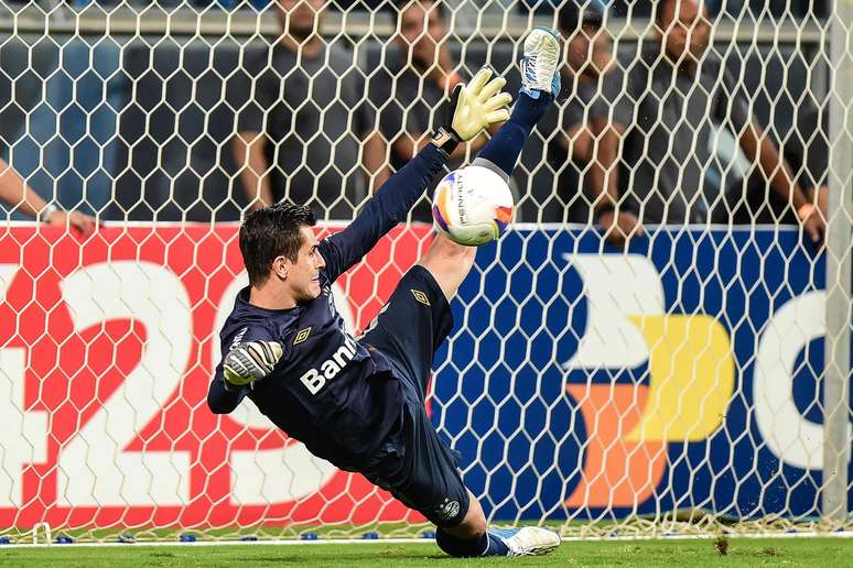 Goleiro gremista foi o herói da noite, com duas defesas de pênalti