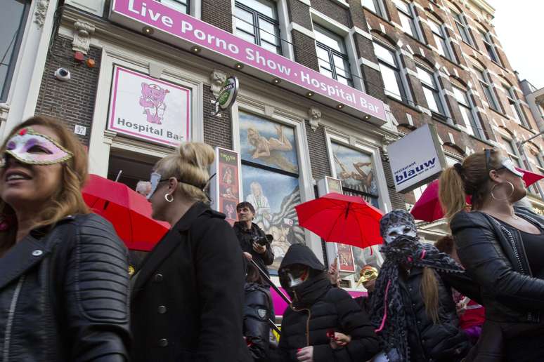 Prostitutas estimam que os projetos da cidade as privam de um local de trabalho seguro