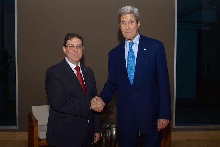 O ministro das Relações Exteriores de Cuba, Bruno Rodríguez (à esquerda), e o secretário de Estado americano, John Kerry, protagonizam encontro histórico no Panamá