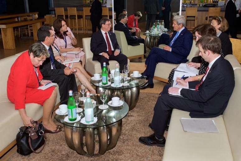 Secretário de Estado norte-americano John Kerry e chanceler cubano Bruno Rodríguez, ao lado de assessores, em encontro na Cidade do Panamá. 09/04/2015