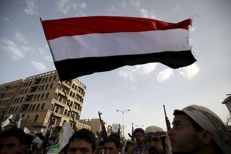 Seguidores do movimento houthi exibem suas armas e uma bandeira durante protesto contra os ataques liderados pela Arábia Saudita em Sanaa, no Iêmen, nesta sexta-feira. 10/04/2015