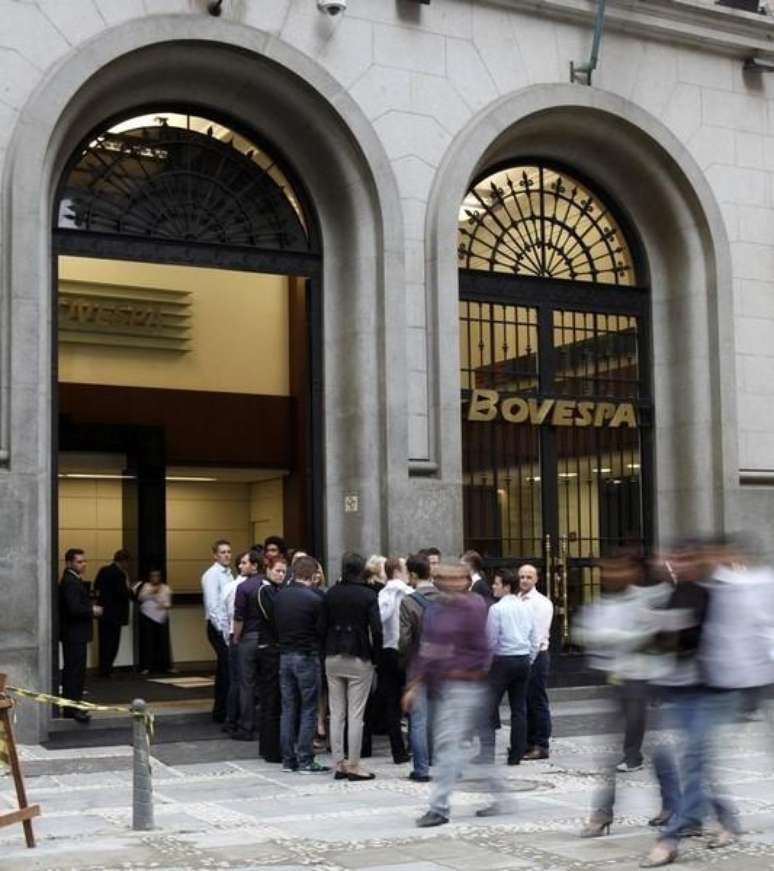<p>Bovespa tem leve queda na semana, mas Petrobras sobe mais de 10% antes de balanço</p>