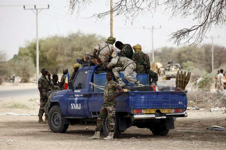 Soldados chadianos fazem ronda nas ruas da cidade nigeriana de Damasak, em 24 de março