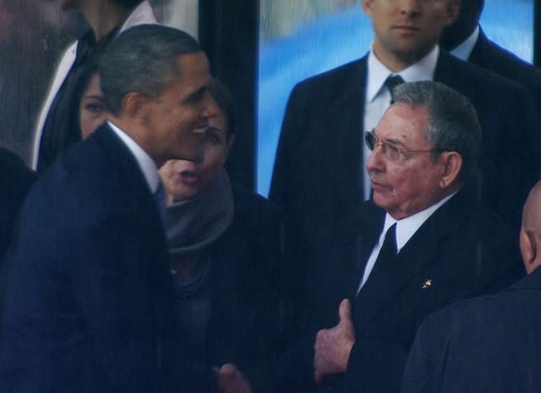 <p>Barack Obama e Raúl Castro em dezembro de 2013</p>
