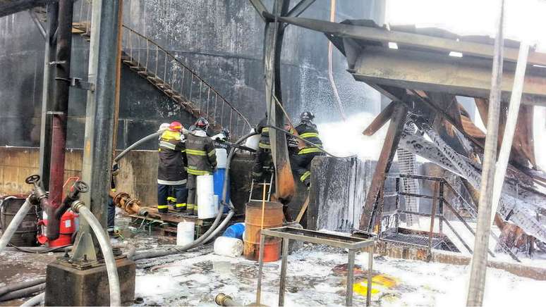 Bombeiros trabalhavam no resfriamento dos tanques e no controle de vazamento nos diques da empresa Ultracargo na manhã desta sexta-feira