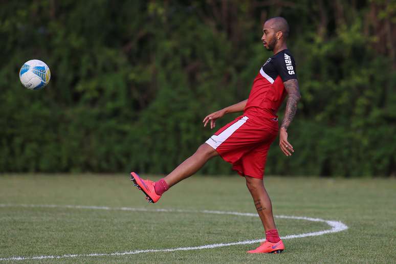 Wesley tem chances de ser titular contra o Santos