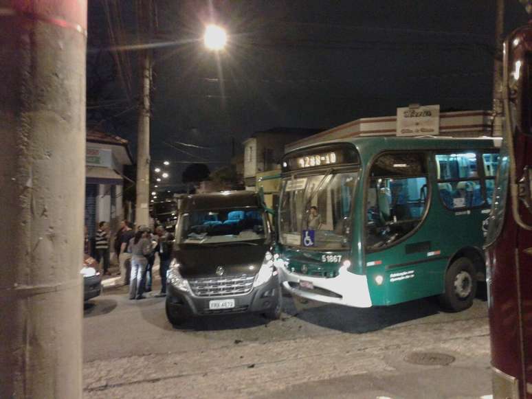 Acidente entre van e ônibus deixou uma pessoa ferida na Vila Prudente, zona leste de São Paulo