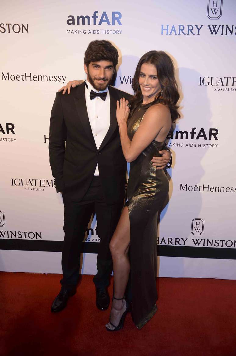 Deborah Secco foi ao baile da amfAR acompanhada do namorado, Hugo Moura