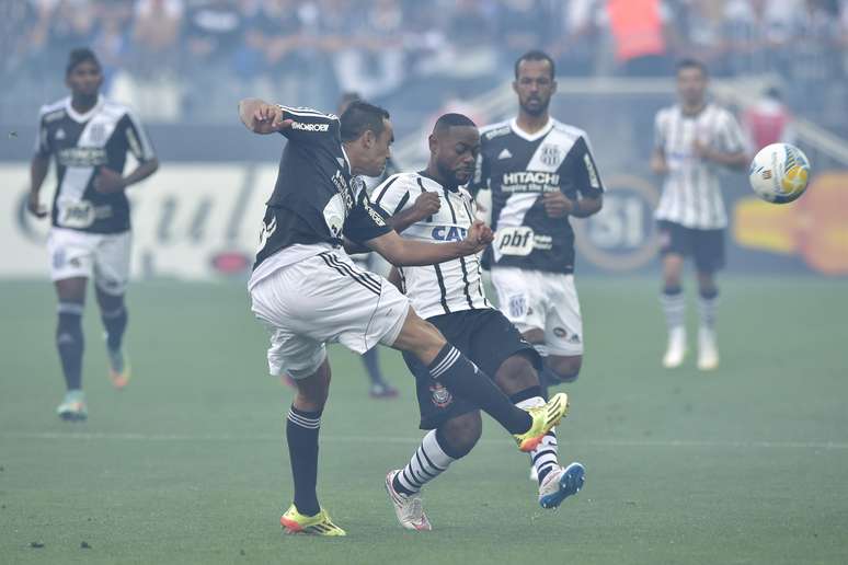 Vagner Love substituiu o doente Paolo Guerrero, mas só foi bem na segunda etapa