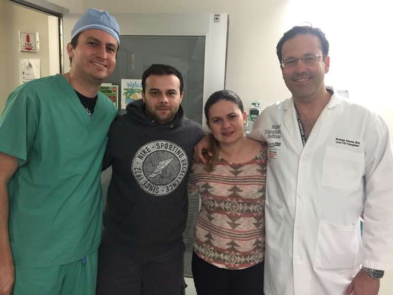 Pais de Sofia comemoram a cirurgia ao lado dos médicos responsáveis pelo transplante