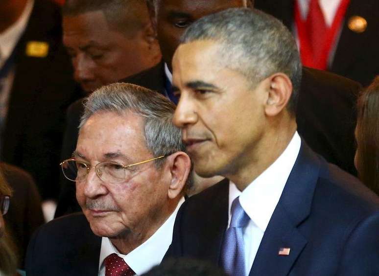 <p>Presidente cubano, Raúl Castro (à esquerda) junto ao americano Barack Obama, na Cúpula das Américas, no dia 10 de abril de 2015</p>