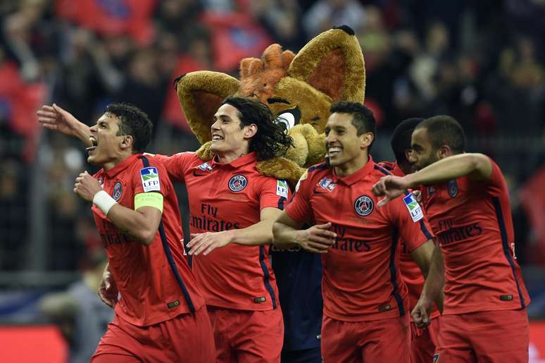 Thiago Silva e Lucas dan&ccedil;am para comemorar t&iacute;tulo; meia-atacante-brasileiro voltou ap&oacute;s les&atilde;o