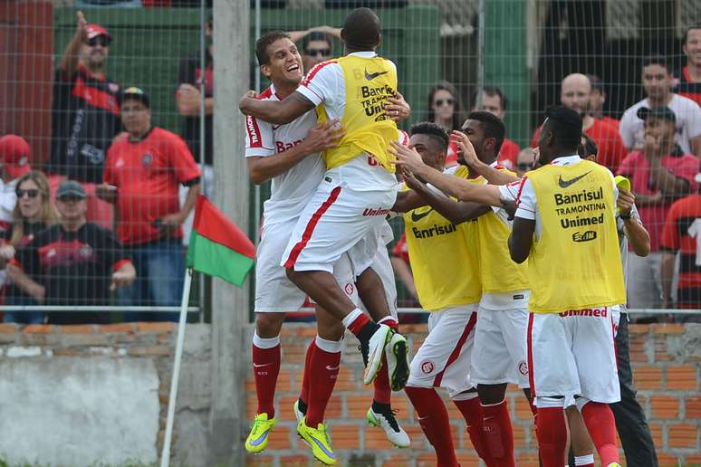 Nos acréscimos, Rafael Moura fez o primeiro gol do jogo, de cabeça