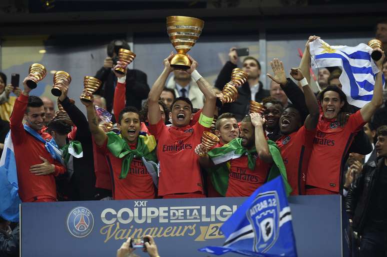 <p>Capitão Thiago Silva ergueu a taça da Copa da Liga Francesa neste sábado</p>