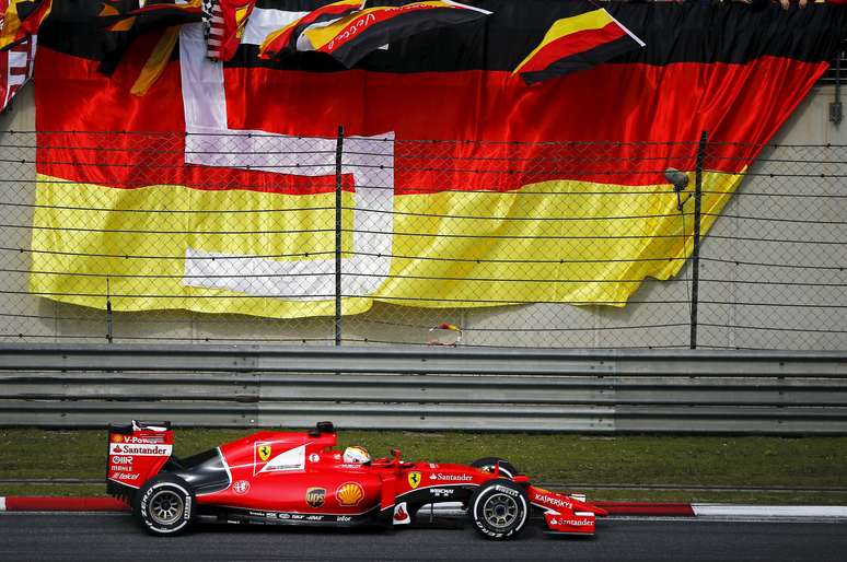 <p>Vettel mais uma vez mostra a for&ccedil;a da Ferrari 2015</p>