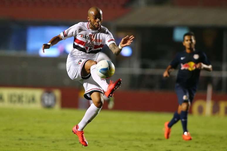 <p>Wesley estreou com a camisa do S&atilde;o Paulo neste s&aacute;bado, mas &eacute; desfalque na Libertadores</p>