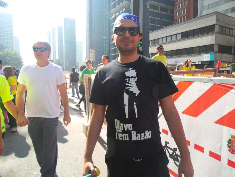 <p>"Olavo tem razão", diz camiseta de manifestante</p>