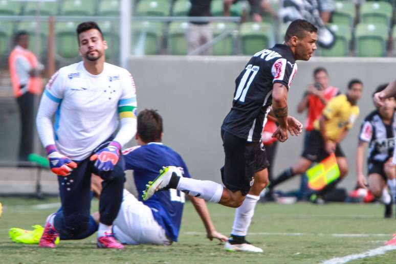 <p>Atacante Carlos fez o gol do Atlético-MG pouco antes do fim do primeiro tempo</p>
