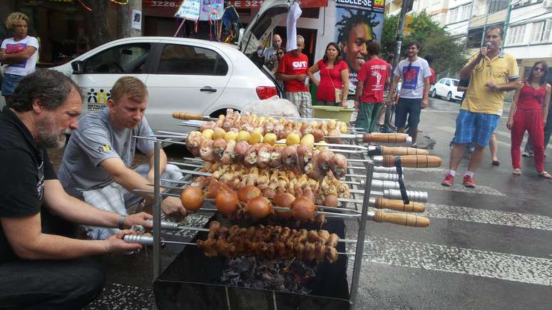 Atendendo a pedidos foi incluído no cardápio cebolas e batatas para os vegetarianos