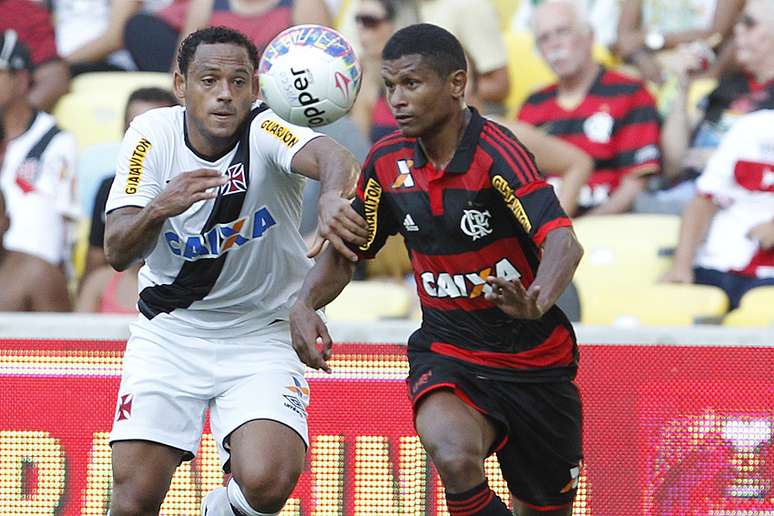 Marcinho e Márcio Araújo disputam lance no Maracanã