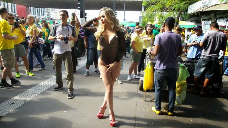 <b>São Paulo - </b> Empresária Juliana Isen, 30 anos, apareceu novamente com roupas provocantes no protesto de São Paulo